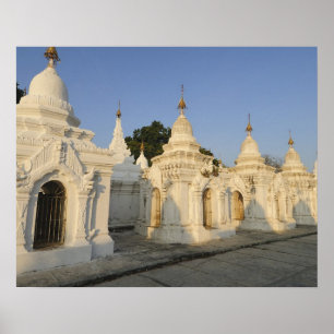 Poster Pagode Kuthodaw em Mandalay, conhecida como a
