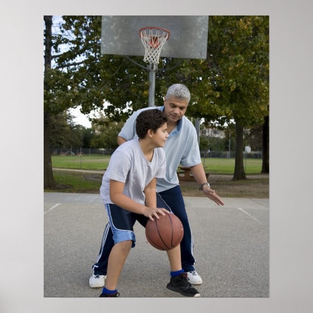 Poster Pai hispânico e filho jogando basquete (Frente)
