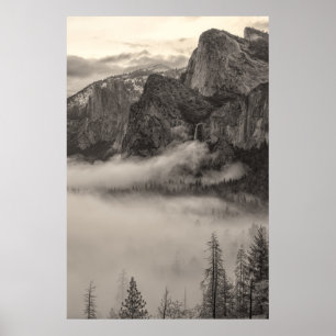 Poster Paisagem montanhosa de Yosemite com névoa