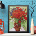 Pôster Papas vermelhos e margaridas por Vincent van Gogh<br><div class="desc">Ainda com vida: Poppies vermelhos e margaridas de Vincent van Gogh é um apos impressionismo de arte vintage que ainda vive pintura floral. Um belo buquê de flores vermelhas de papoila e flores margaridas brancas frescas do jardim em um vaso decorativo. Sobre o artista: Vincent Willem van Gogh (1853-1890) foi...</div>