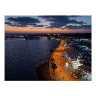 Pôster Paphos seafront e porto à noite