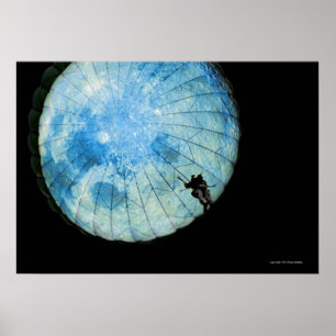 Pôster Parachute: Ele em Moon