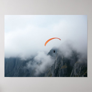 Poster Parapente Planando Sobre Penhasco Nebuloso de Mont