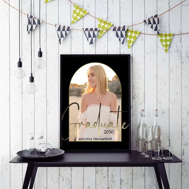 Poster Partido de Fotografias de Arch Preto com Script de (Gold script photo graduate poster template.)