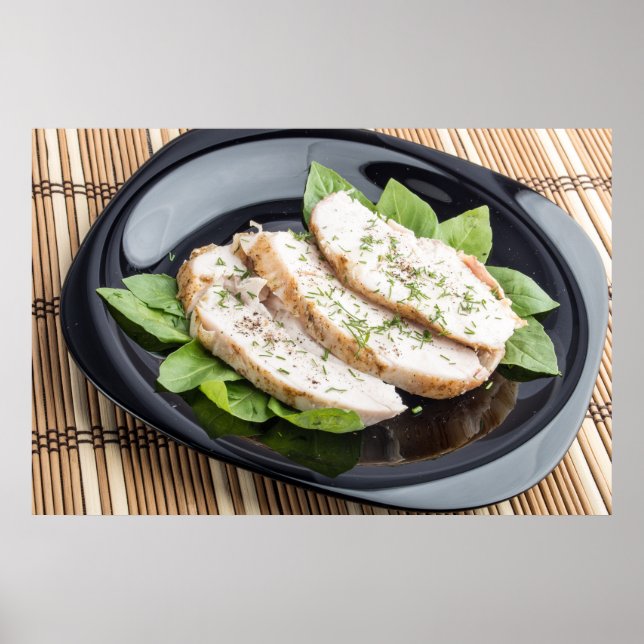 Pôster Pedaços cozidos de carne de frango numa placa pret (Frente)