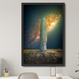 Poster Pedra em Pé ou Menir com céu noturno Via Láctea