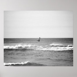 Poster Pelicano preto e branco voando sobre o oceano 16x2