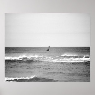 Poster Pelicano preto e branco voando sobre o oceano 16x2