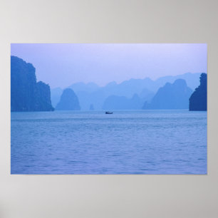 Poster Pequeno barco de pesca em Ha Long Bay - Vietname,