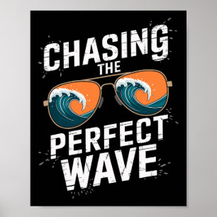 Poster Perseguindo a Onda Perfeita de Surfe - Aventura na