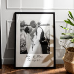 Poster Personalização de Foto do Aniversário de Casamento<br><div class="desc">Celebre o amor do eterno compartilhado entre um casal com o Poster Personalizado do Retrato de Casamento de Aniversário do Casal. Esta elegante trabalho de arte é o presente personalizado perfeito para comemorar um aniversário de casamento ou celebrar o amor dos recém-casados. Apresentando um retrato casal de uma foto, adornada...</div>