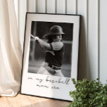 Poster Personalizada Foto Personalizada Da Era Da Mãe Do<br><div class="desc">Suba ao prato e comemore a orgulhosa tradição de ser mãe de beisebol com o nosso Poster personalizado de Foto Personalizada "Na Minha Era da Mãe do Baseball". Este trabalho de arte impressionante é a maneira perfeita de honrar a dedicação e o amor de uma mãe de beisebol. Adicione uma...</div>