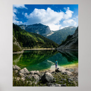 Poster Pessoa no lago da montanha