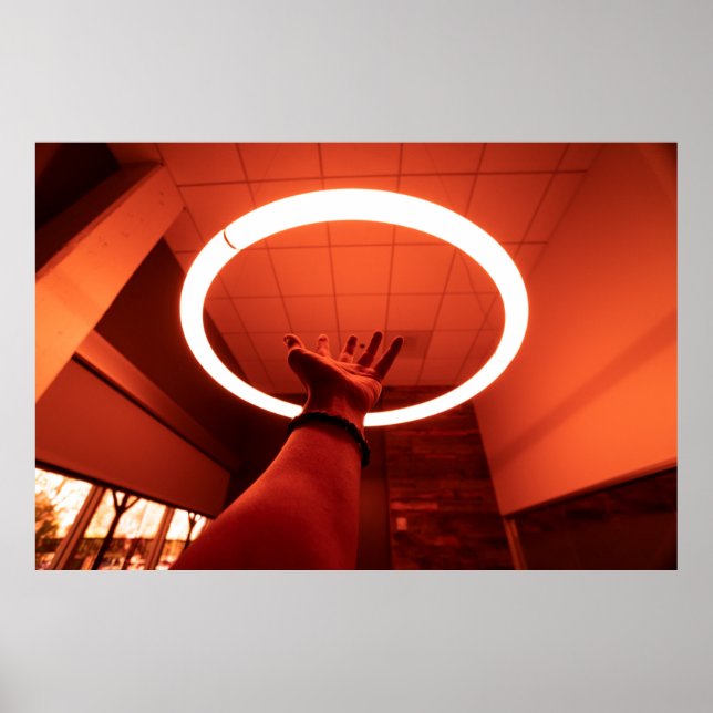 POSTER PESSOA QUE ATINGE A LÂMPADA FLUORESCENTE I RODADA (Frente)