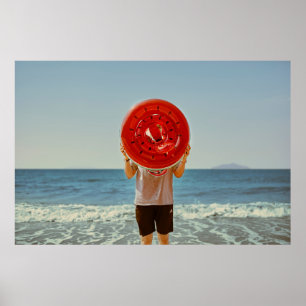 Poster Pessoa que segura um anel inflável de melancia