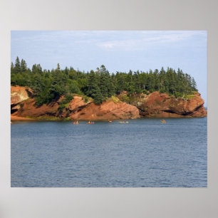 Pôster Pessoas fazendo caiaque no mar na Baía de Fundy em