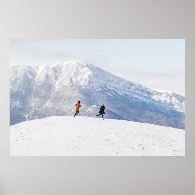 Poster Pessoas se divertindo e correndo em montanhas (Frente)
