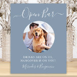 Poster Pet Dog Weding Open Bar Dusty Foto Personalizada A<br><div class="desc">Abrir Bar! Caligrafia simples, mas elegante, esta placa de bar de casamento mostra bar aberto em caligrafia elegante, e bebidas estão sobre nós, ressaca em você! . Personalize esta placa de casamento elegante com sua foto favorita de animal de estimação, foto de cão, foto de noivado ou casal e nomes!...</div>