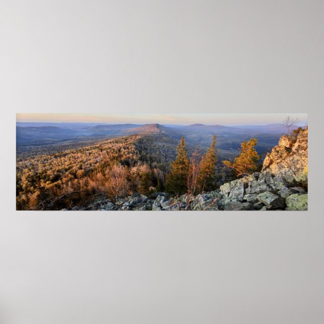Poster photo of a mountainous autumn forest, mountains, p (Frente)