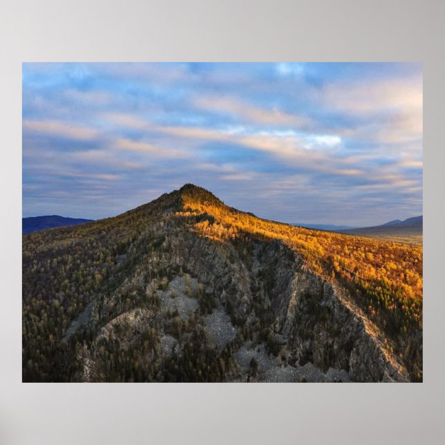 Poster photo of a mountainous autumn forest, mountains, p (Frente)