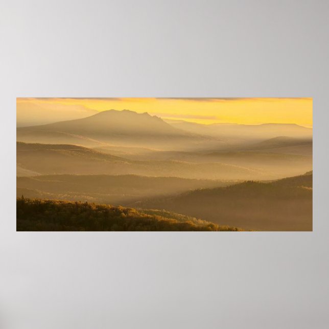 Poster photo of a mountainous autumn forest, mountains, p (Frente)