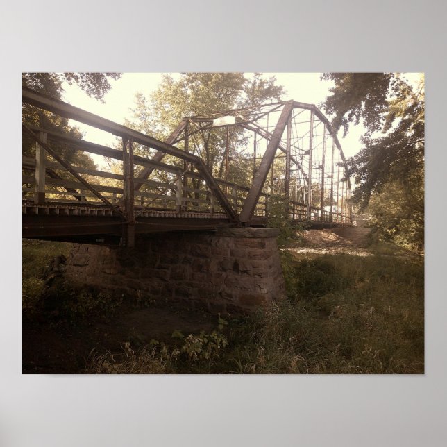 Poster Photograph of an old, rusty iron truss bridge  (Frente)