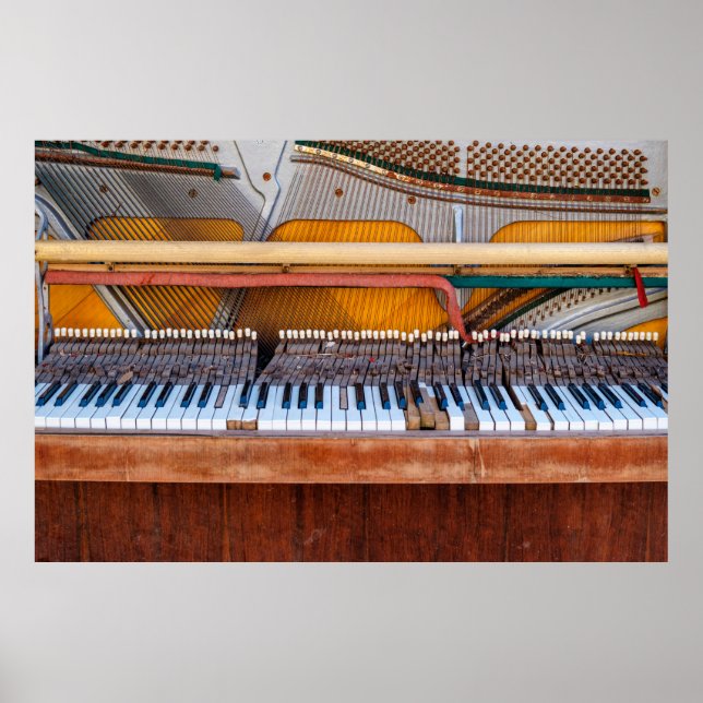 Poster piano antigo com a tampa desligada. Um dilapidado (Frente)