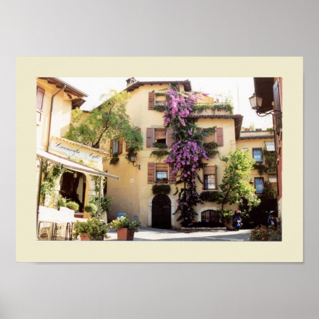 Pôster Piazza típica de aldeia italiana (Frente)