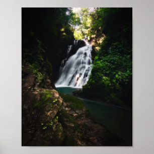Poster Pico de cascata impressionante em floresta mágica