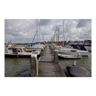 Pôster Pier com barcos e iates em Marken Países Baixos