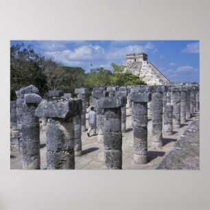 Pôster Pilares de pedra antigos em Chichen Itza. Central