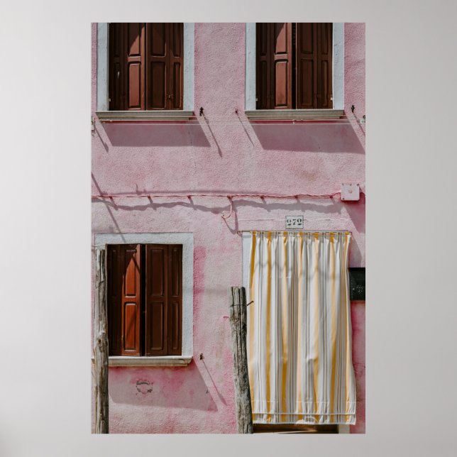 POSTER PINK CONCRETE HOUSE COM TRÊS JANELAS E UM DOO (Frente)