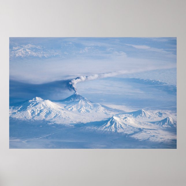 Poster Pluma Emanando Do Vulcão Kliuchevskoi. (Frente)