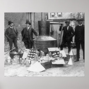 Poster Polícia com confiscado ainda, 1922. Foto do