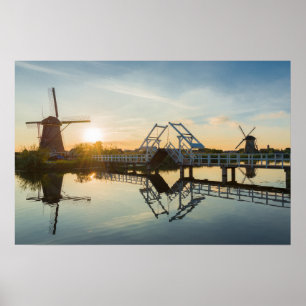 Poster Ponte levadiça e moinhos de vento ao pôr do sol na
