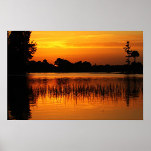 Pôster Por do sol dourado atrás de um lago