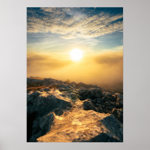 Poster Pôr do sol incrível acima das nuvens e rochas ilum