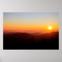 Pôr do sol laranja romântico na montanha