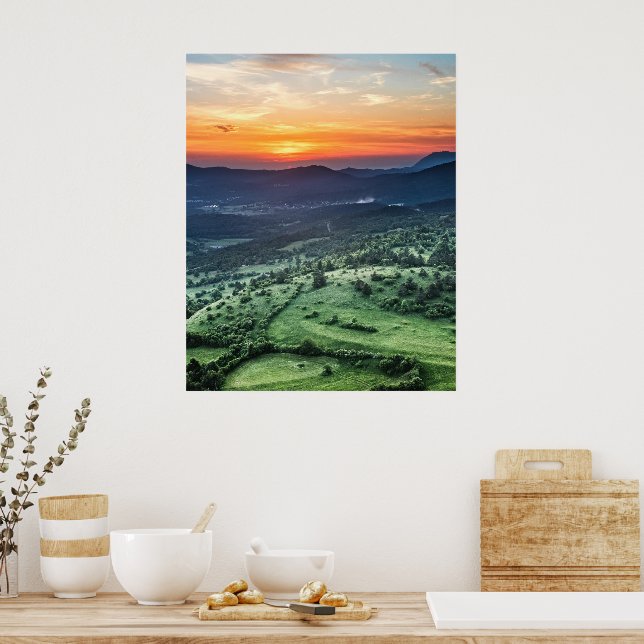 Poster Pôr do sol lindo atrás de campos verdes (Cozinha)