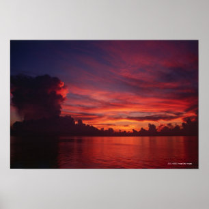 Pôster Por do sol no mar com nuvens escuras