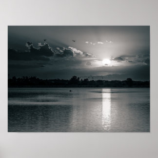 Poster Pôr do sol preto e branco sobre um lago calmo