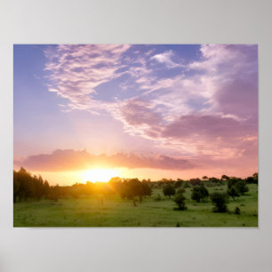Poster Pôr do Sol Rosa Roxo Sobre Campo Verde - Árvore So