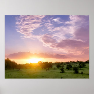 Poster Pôr do Sol Rosa Roxo Sobre Campo Verde - Árvore So