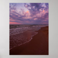 pôr do sol roxo na praia arenosa - Rimini, Itália.