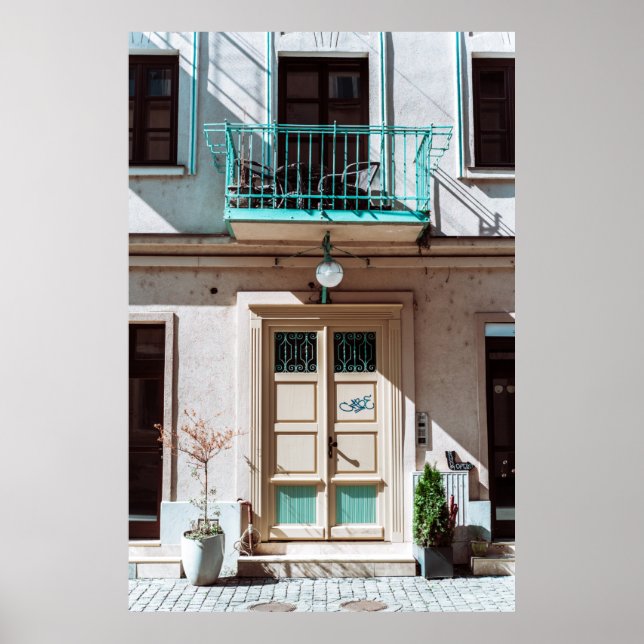 Poster Porta de madeira castanha sobre construção de betã (Frente)