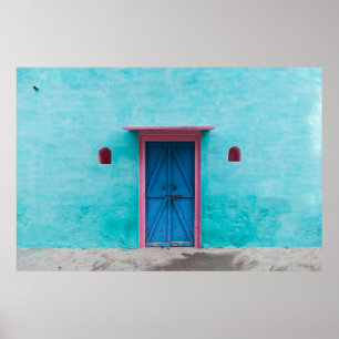 POSTER PORTA DE MADEIRA VERMELHA NA PAREDE CONCRETA AZUL