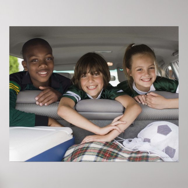 Pôster Portrait of smiling children in car (Frente)