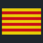 Pôster Poster de muro patriótico com bandeira da Catalunh<br><div class="desc">Adicione um toque de orgulho catalão ao seu espaço de vida com a nossa poster de muro patriótica exclusiva com a bandeira da Catalunha, Espanha! Criada com muita atenção aos detalhes, esta poster é mais do que apenas decoração — é uma celebração vibrante do rico patrimônio cultural da Catalunha. Mostrando...</div>