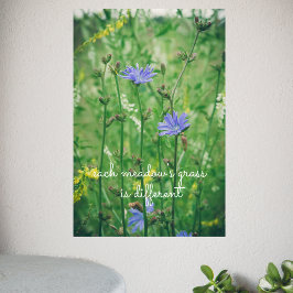 Poster Prado verde de verão com flores azuis