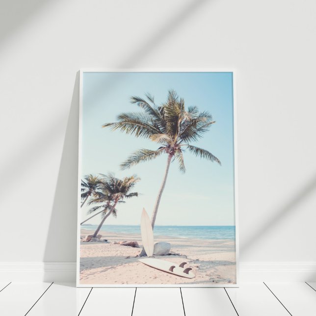 Poster Praia Tropical com Surfboards (Tropical Beach with Surfboards Poster in white frame on white wooden floor.)
